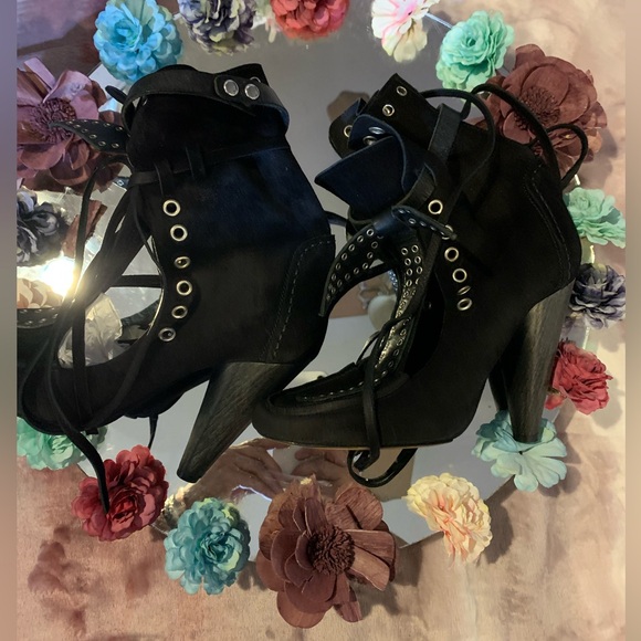 GUC 🙃Isabel Marant suede boots laser cut with 🎀 accent - Picture 7 of 8